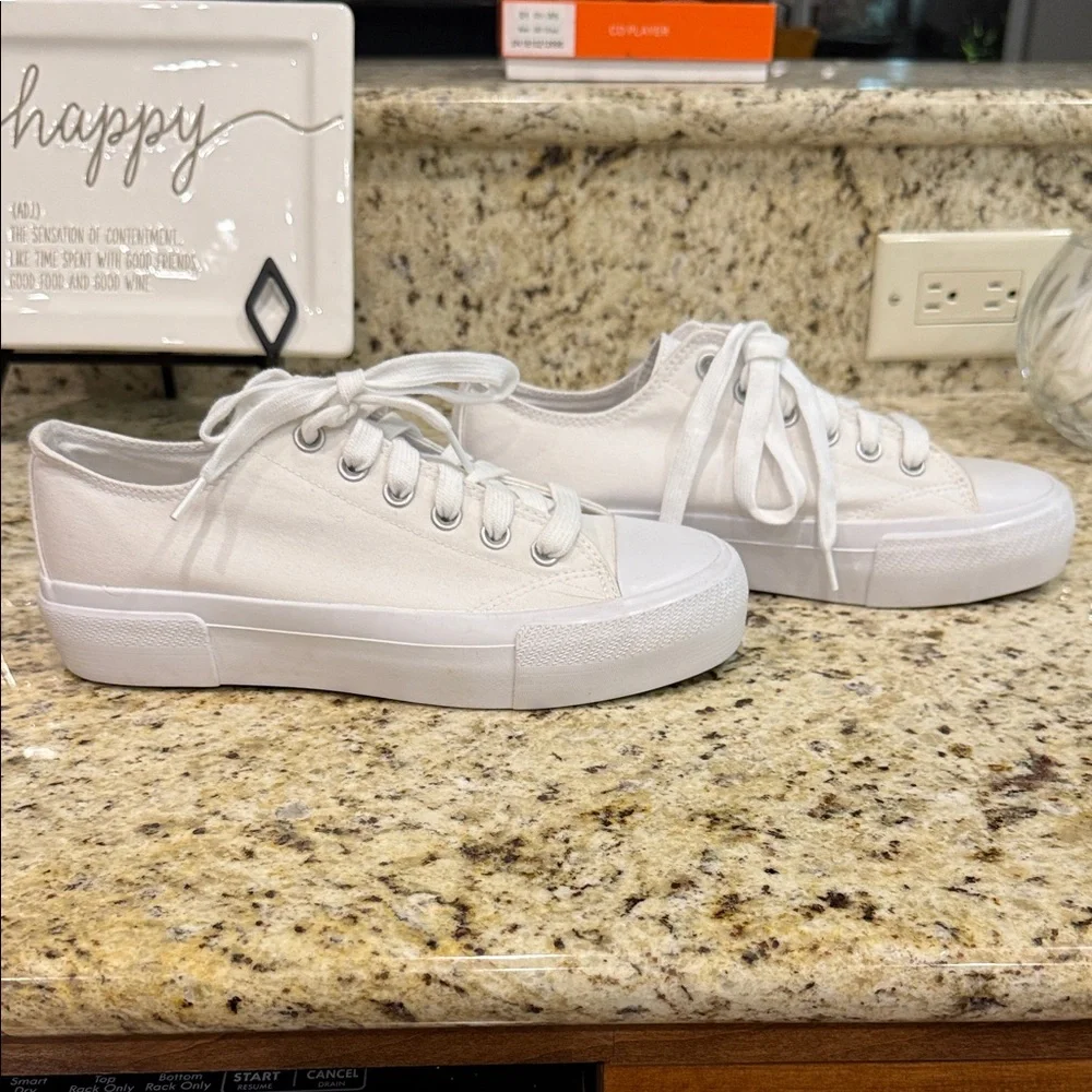 NWOT No Boundaries Classic White Sneakers. Run Large 9 1/2 to 10 - Picture 3 of 4